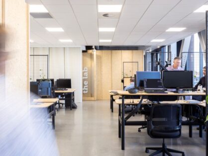 The Essential Guide to the Sit to Stand Desk