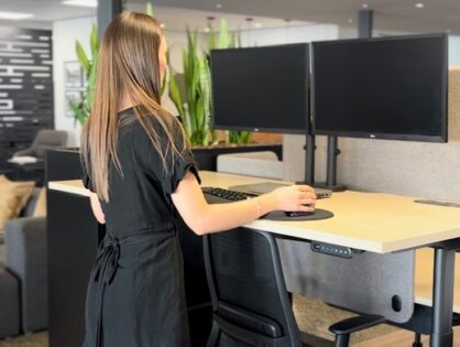6 Benefits of a Sit to Stand Desk