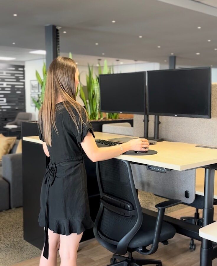 6 Benefits of a Sit to Stand Desk